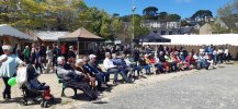 Une foule attentive au spectacle